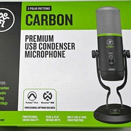 Fotografie znázorňuje krabici od mikrofonu s nápisy CARBON a PREMIUM USB CONDENSER MICROPHONE. Na obalu je zobrazen černý mikrofon s limegreenovým pr…