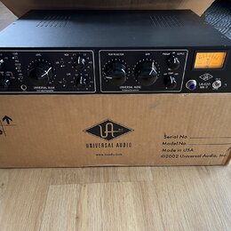 Černý rackový procesor s nápisem UNIVERSAL AUDIO LA-610 Mk II. Na předním panelu jsou ovládací knofíky, přepínače a VU metr s oranžovým podsvícením;…