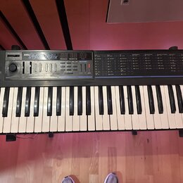 Černý syntetizátor s klávesnicí a ovládacím panelem. Na horní části je bílý nápis KORG POLY 800 MK II a červené digitální displeje. Panel obsahuje řa…