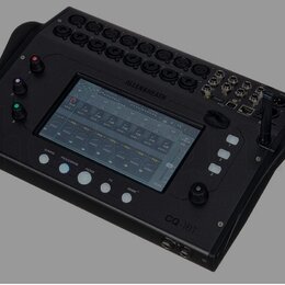 Černý digitální mixážní pult s integrovaným dotykovým displejem a ovládacím joystickem. Na horní hraně je nápis ALLEN&HEATH a v pravém dolním rohu oz…
