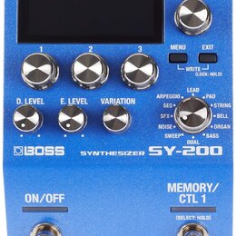 Modrý kytarový syntetizátor s nápisy BOSS, SYNTHESIZER a SY-200. Zařízení má v horní části displej, několik stříbrných otočných ovladačů a dvě stoupa…