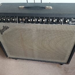 Černý kytarový kombo zesilovač s šedou textilní mřížkou. Na pravé straně je nápis Twin Reverb a na mřížce logo Fender. Horní ovládací panel obsahuje…