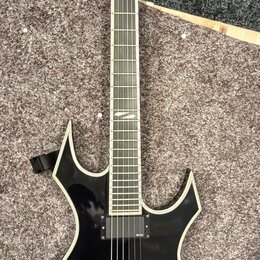 Černá elektrická kytara s ostrými hranami korpusu a hlavy, zakončená bílým lemováním. Na hlavě je bílý nápis "BC Rich". Nástroj má dva humbuckery, tř…