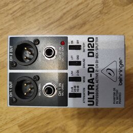 Stříbrná DI box s nápisy ULTRA-DI DI20 a behringer. Zařízení obsahuje dva vstupy typu jack a dva výstupy XLR, označené jako CH 1 IN / OUT a CH 2 IN /…