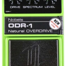 Zelený efekt pedál s černým ovládacím panelem a černým šlapadlem. Na panelu jsou tři černé otočné ovladače s popisky DRIVE, SPECTRUM a LEVEL v rozsah…