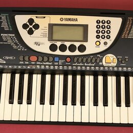 Černý digitální klavír značky YAMAHA, model PSR-270. Nástroj má standardní klávesnici a ovládací panel s displejem, tlačítky pro výběr stylů a hlasů…