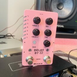 Růžový efekt pedál s nápisy TWEAK.1, MIX, TWEAK.2, TIME, SAVE a F.B. Na spodní části je uveden model DELAY D7 X2 a značka MOER BYPASS. Zařízení má čt…