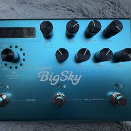 Modře kovový efekt pedál s nápisem BigSky a značkou Strymon. Zařízení má tři stoupací spínače označené písmeny A, B a C, pět otočných potenciometrů s…