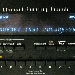 Detailní pohled na ovládací panel sampleru s nápisem ASR-10 Advanced Sampling Recorder. Modrý displej zobrazuje text UNNAMED INST VOLUME-59 a v horní…