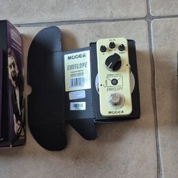 Na fotografii jsou tři kytarové efekty. Vlevo je fialový pedál s nápisy OVERDRIVE DISTORTION, OD300 a značkou behringer, vedle něj je jeho originální…