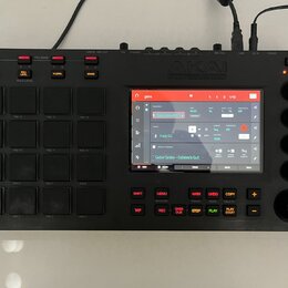 Černý samplingový kontrolér značky AKAI PROFESSIONAL s integrovaným barevným displejem. Zařízení obsahuje 16 gumových padů, několik ovládacích tlačít…