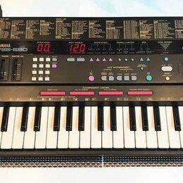Černý digitální klavír s bílými a černými klávesami. Na ovládacím panelu je nápis YAMAHA PSS-590 a logo AWM. Přístroj obsahuje červené digitální disp…