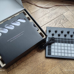 Šedý sampler Novation Circuit Rhythm s mřížkou bílých podsvícených padů a ovládacími knoflíky. V horní části je nápis CIRCUIT RHYTHM a v pravém horní…