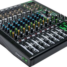 Černý mixážní pult s řadou ovládacích prvků, posuvníků a konektorů. Na přední hraně je zelený nápis PROFX, v horní části panelu je vidět označení Pro…