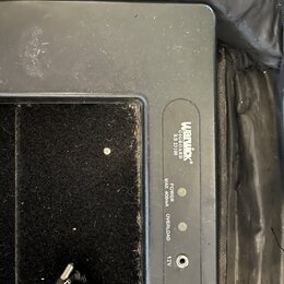 Černý pedalboard s nápisem Warwick GIGBOARD RP 23100. Na ovládacím panelu jsou vidět kontrolky POWER a OVERLOAD, nápis MAX 400mA a vstup označený 12V…