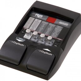 Černý kytarový procesor s nápisem MODELING GUITAR PROCESSOR a označením RP55. Zařízení obsahuje řadu posuvníků s popisky jako PICKUP, WAH, COMPRESSOR…