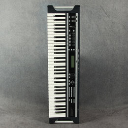 Černý digitální klavír s bílými a černými klávesami. Na pravé straně jsou umístěny ovládací prvky, displej a nápisy „YAMAHA“ a „MOTIF XS8“. V dolní p…