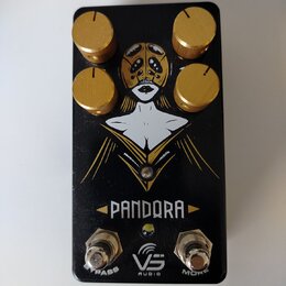 Černý kytarový efekt s nápisem PANDORA a logem VS AUDIO. Na horní straně jsou čtyři zlaté kovové oválkové knoflíky a uprostřed je bílo-zlatá grafika…