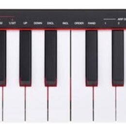 Černý kompaktní MIDI kontrolér s bílými a černými klávesami. Na levé straně je nápis AKAI PROFESSIONAL LPK25 a sekce ARPEGGIATOR s několika červenými…
