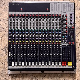 Míchací pult s černým panelem a stříbrným rámem. V levém horním rohu je nápis Soundcraft® a v pravé části logo lexicon. Obsahuje 16 vstupních kanálů…