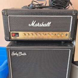 Kytarový zesilovač Marshall DSL20 v černém texturovaném potahu s bílým logem Marshall. Přední panel obsahuje ovládací prvky pro Equalisation, Ultra G…