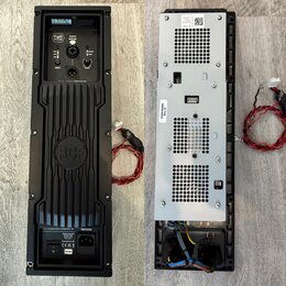 Dvě fotografie zadní strany černého reproduktorového modulu. Na levém snímku je vidět ovládací panel s nápisy RCF, BALANCED INPUT LINE, VOLUME a PRES…