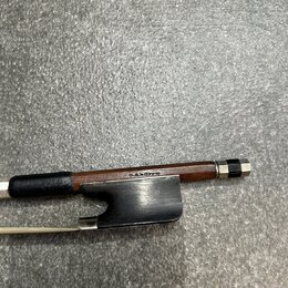 Detail smyčce s hnědým dřevěným tětivem a černým koženým omotem v rukojeti. Na dřevě je viditelný nápis G. ANDOVER. Konec smyčce je zakončen kovovým…