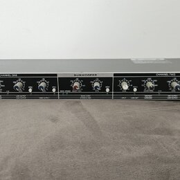 Stříbrný rackový procesor s nápisem RHSOUND vlevo a označením CX223 STEREO 2 WAY/MONO 3 WAY CROSSOVER vpravo. Přední panel obsahuje tři sekce: CHANNE…