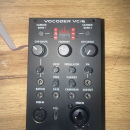 Černý modul s nápisem VOCODER VC16 a logem behringer v dolní části. Zařízení obsahuje několik otočných potenciometrů s popisky CAR SHAPE, FORMANT a E…