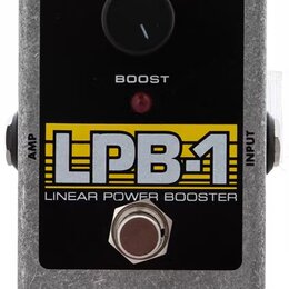 Kytarový efekt v kovovém šedém šasi s černým předním panelem. Na panelu je černý otočný knoflík, červená kontrolka a nápisy BOOST, LPB-1, LINEAR POWE…