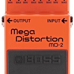 Oranžový efekt pedál s nápisy Mega Distortion a MD-2. V horní části jsou čtyři černé oválné knoflíky s popisky LEVEL, TONE BOTTOM a DIST, GAIN BOOST…