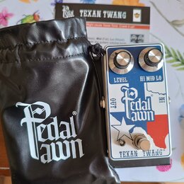 Kytarový efekt s nápisem Pedal lawn a TEXAN TWANG™. Pedál má stříbrné tělo s barevným motivem mapy Texasu v modré a červené barvě, dva ovládací knofl…