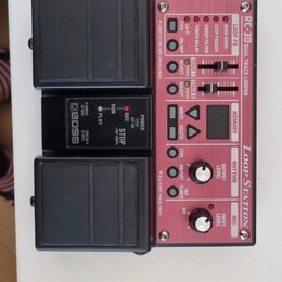 Růžový efekt pedál s nápisy RC-30 DUAL TRACK LOOPER a LoopStation. Zařízení má dvě černé nožní spínače, několik tlačítek a dva otočné ovladače. Na če…