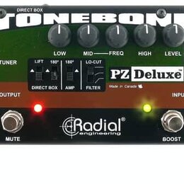 Černý kytarový preamp Radial PZ Deluxe z řady TONEBONE. Zařízení má pět ovládacích knoflíků s popisky LOW, MID, FREQ, HIGH a LEVEL, čtyři přepínače (…