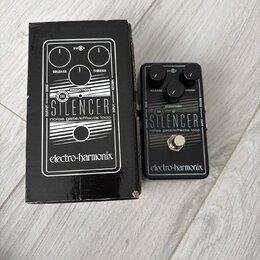 Černý efekt pedál s nápisy THE STILENCER a noise gate/effects loop, značka electro-harmonix. Zařízení má dva ovládací knoflíky s popisky RELEASE a TH…