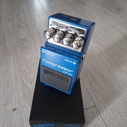 Modrý kompresorový pedál s nápisy Compressor CP-1X a logem BOSS. Na horní části jsou čtyři ovládací knoflíky s popisky SUSTAIN, ATTACK, RATIO a COMP.…