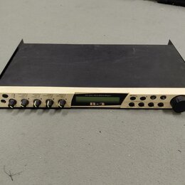 Kremově bílý rackový modul s černým horním krytem. Na předním panelu je nápis „B-3“ a „Virt Voice Tone Wheel Organ“, v pravém horním rohu logo „L MU“…