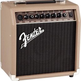 Kytarový kombo zesilovač v béžovém potahu s černou textilní mřížkou. Na předním panelu je bílé logo Fender a v pravém horním rohu nápis Acoustasonic…