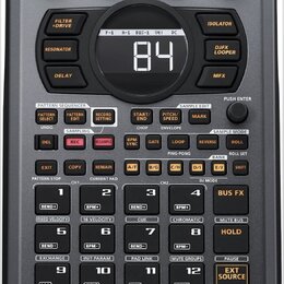 Šedý sampler Roland SP-404 s digitálním displejem, který zobrazuje číslo 84. Horní část přístroje obsahuje tři otočné ovladače s popisky VOLUME, CTRL…