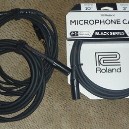 Černý mikrofonní kabel s XLR konektory, sbalený do dvou smyček. Vedle kabelu je bílé originální balení s nápisy MICROPHONE CABLE, BLACK SERIES, Rolan…