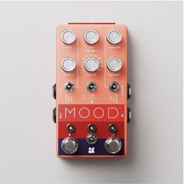 Růžový efekt pedál s nápisem MOOD. Na horní části jsou šest otáčivých ovladačů s popisky TIME, MIX (RAMP), LENGTH a MODIFY. Uprostřed se nachází přep…