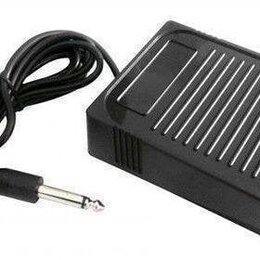 Černý sustain pedál s žebrovaným povrchem z plastu a gumy. K pedálu vede černý kabel zakončený 6,3mm jack konektorem. Na zařízení nejsou vidět žádné…