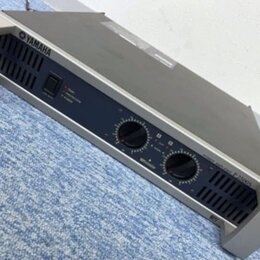 Stříbrný rackový výkonový zesilovač s tmavě modrým předním panelem. Na horní liště je nápis YAMAHA a vpravo dole označení POWER AMPLIFIER P2500S. Pří…