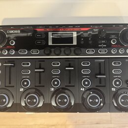 Černá loop station značky BOSS, model RC-505mkII LOOP STATION. Zařízení obsahuje pět ovládacích sekcí s posuvníky, tlačítky a velkými otočnými ovlada…