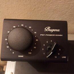 Černý box s nápisy Bugera a PS1 POWER SOAK. Na horní straně se nachází velký černý otočný knoflík s označením SOAK a stupnicí od 0 do 100, dále menší…