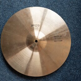 Kruhová mosazná činely s jemným broušením povrchu. Na povrchu je vyražen nápis PAISTE 505 a text MEDIUM HI-HAT BOTTOM. Činely vykazuje minimální znám…