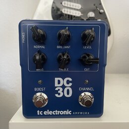 Modrý kytarový pedál s nápisy DC 30, tc electronic a AMPWORX. Zařízení má šest černých otočných ovladačů s popisky NORMAL, BRILLIANT, LEVEL, BASS, TR…