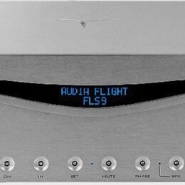 Stříbrný audio komponent s kovovým povrchem a displejem ve tvaru vlnovky. Na displeji je nápis AUDIA FLIGHT FL59 a v levém dolním rohu přední panelu…