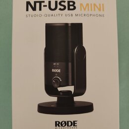 Fotografie znázorňuje produktový manuál nebo obal k mikrofonu. Je na něm zobrazen černý kondenzátorový mikrofon na stojanu s nápisy NT-USB MINI a STU…