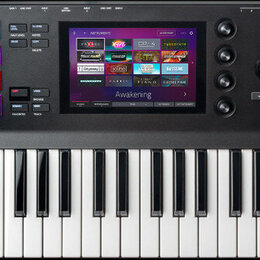 Černý klavírní kontrolér s bílými a černými klávesami. Na pravé straně je bílý nápis AKAI PROFESSIONAL a MPC KEY61. Přístroj obsahuje barevně podsvíc…